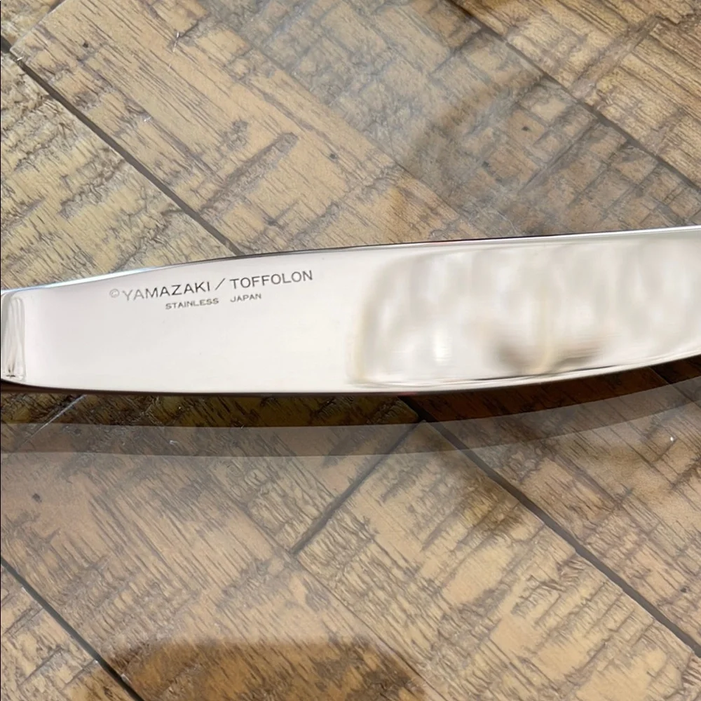 Yamazaki. Medalia Gold Accent Elegant Silver and Gold Dinner Knife